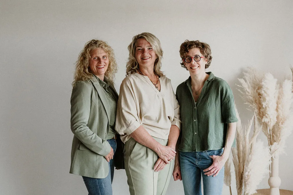 De echoscopisten Deborah, Joan en Evelien van Verloskundig Echocentrum Beverwijk-Castricum staan lachend naast elkaar